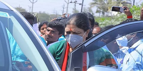 சசிகலா அதிமுக கொடியை பயன்படுத்துவதைத் தடுக்க முயல்வதன் 'பின்புலம்' என்ன?