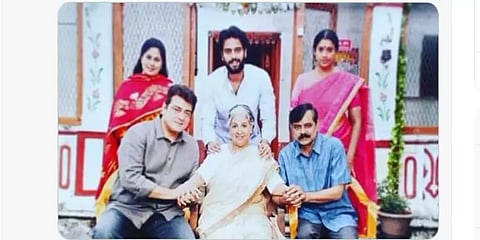 ’வலிமை’ அஜித் குடும்பப் புகைப்படம்’ - ட்ரெண்ட் செய்யும் ரசிகர்கள்!