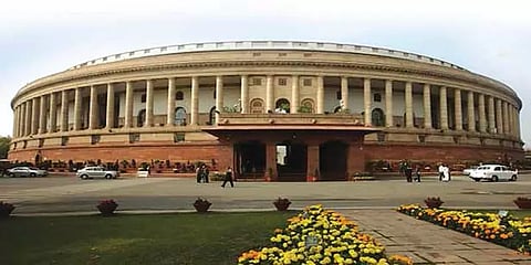 கண்ணீர் விடும் காட்சிகள்: உணர்வுப்பெருக்கில் மூழ்கி நிசப்தமான நாடாளுமன்றம்