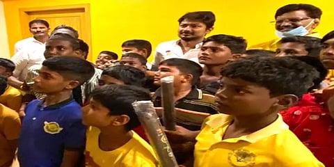 தேனி: கிரிக்கெட் பேட் கேட்டு மனு கொடுத்த சிறுவர்கள்... உடனடியாக வாங்கிக் கொடுத்த உதயநிதி