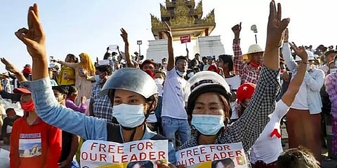 'மூன்று விரல்' புரட்சி... போராடும் மியான்மர் மக்களின் சைகை... ஏன், எதற்கு, எப்படி?