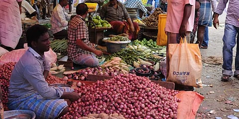 சத்தமின்றி உயரும் சின்ன வெங்காயம் விலை.. கிலோ ரூ.150க்கு விற்பனை