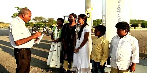 கரூர்: திருக்குறள் கூறினால் பெட்ரோல் இலவசம்... பங்க் உரிமையாளரின் தமிழ் பற்று