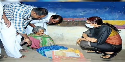 பயணியர் நிழற்குடையில் வசித்துவந்த மூதாட்டிக்கு ஆதரவுக்கரம் நீட்டிய மாவட்ட ஆட்சியர்!