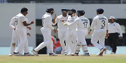 அஸ்வின் சுழலில் சிக்கிய இங்கிலாந்து: 8 விக்கெட்டுகள் இழந்து தடுமாற்றம்!