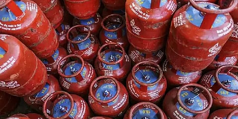 ஒரே மாதத்தில் இருமுறை விலை ஏற்றம்: எல்.பி.ஜி. சிலிண்டர் விலை நிர்ணயிக்கப்படுவது எப்படி?