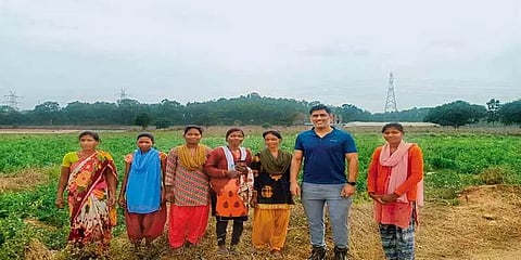 விவசாய பண்ணையில் பணியாற்றும் ஊழியர்களுடன் தோனி - வைரல் படம்