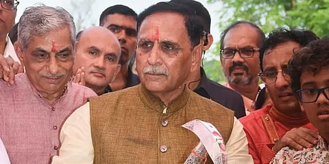 மேடையில் மயங்கி விழுந்த குஜராத் முதல்வர் விஜய் ரூபானிக்கு கொரோனா பாதிப்பு!