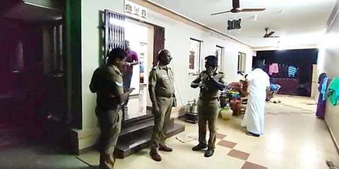 ஆலங்குளம்:பட்டப்பகலில் வீட்டின் பூட்டை உடைத்து 40 பவுன் நகை ரூ.3 லட்சம் பணம் துணிகர கொள்ளை