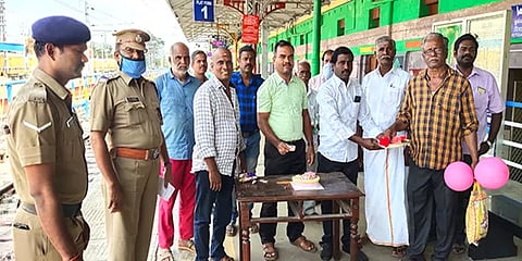 மயிலாடுதுறை ரயில் நிலையத்திற்கு வயது 145... கேக் வெட்டி கொண்டாடிய பயணிகள்!