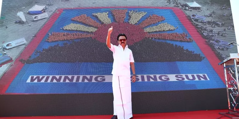 சென்னை: உதயசூரியன் வடிவில் 6,000 பேர் நின்று சாதனை