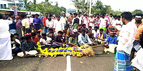 திருவாரூர்: சுடுகாட்டிற்கு பாதை கேட்டு சடலத்துடன் சாலை மறியலில் ஈடுபட்ட பொதுமக்கள்