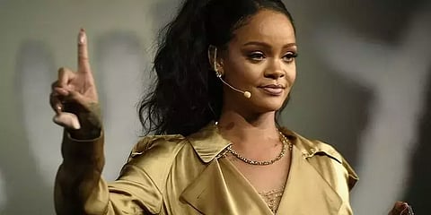 விநாயகர் டாலர் அணிந்து மேலாடையின்றி போஸ் கொடுத்த ரியான்னா: மும்பை போலீசாரிடம் புகார்!