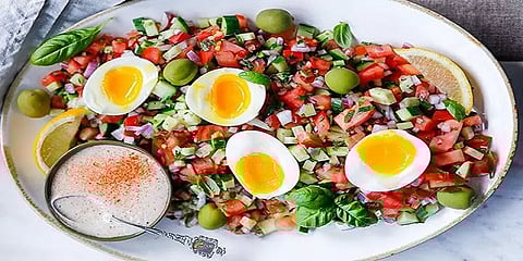 ருசியும்.. ஆரோக்கியமும்... உடல் எடையைக் குறைக்க உதவும் தக்காளி - முட்டை சாலட்!