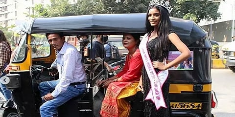 தாய் தந்தைக்கு கிரீடம் சூடி மகிழ்ந்த மிஸ் இந்தியா ரன்னர் மான்யா சிங் - வைரல் வீடியோ!