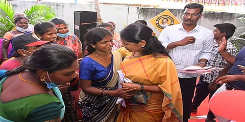 தருமபுரி: கண்ணீர் விட்டு கதறியழுத பெண்... கட்டியணைத்து ஆறுதல் கூறிய கனிமொழி