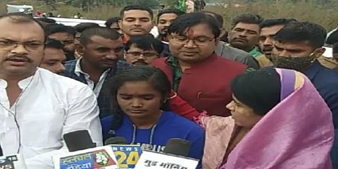 ம.பி கால்வாயில் கவிழ்ந்த பேருந்து : நீரில் குதித்து இருவரை மீட்டெடுத்த 18 வயது மாணவி