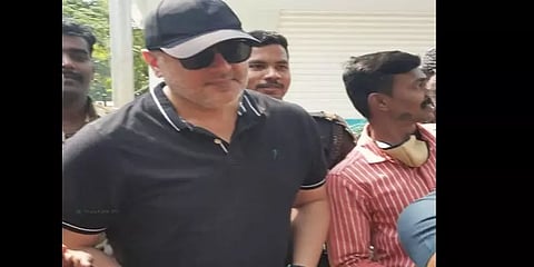 புது கெட்டப்பில் அஜித்: ரசிகர்களுடன் செல்ஃபி - வைரல் புகைப்படங்கள்!