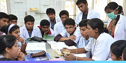 “எனக்கு கடிதமே வரவில்லை” கனவாய் போன மருத்துவப் படிப்பு... குமுறும் அரசுப் பள்ளி மாணவி!