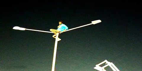 மனைவி இறந்த துக்கத்தில் மின்கம்பத்தில் ஏறி தற்கொலைக்கு முயன்ற நபர்: கோயம்பேட்டில் பரபரப்பு