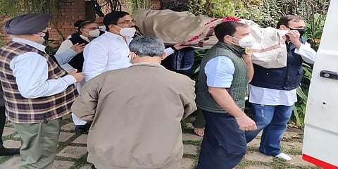 மறைந்த காங்கிரஸ் நிர்வாகியின் உடலை சுமந்து சென்ற ராகுல்காந்தி