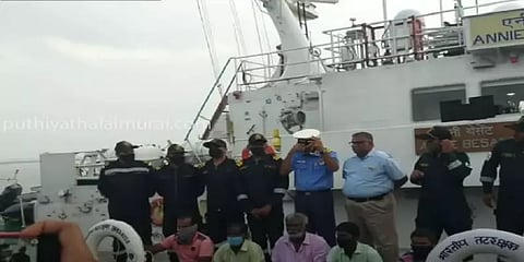 18 மணிநேரம் நடுக்கடலில் தவித்த அந்தமான் மீனவர்களை மீட்ட இந்திய கடலோர காவல்படை!