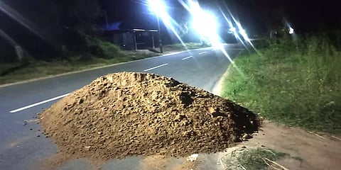 ”டிராக்டரை கொளுத்தி விடுவேன்” மணல் கடத்தலை தடுத்த காவல்துறைக்கு மிரட்டல் விடுத்த ஆடியோ