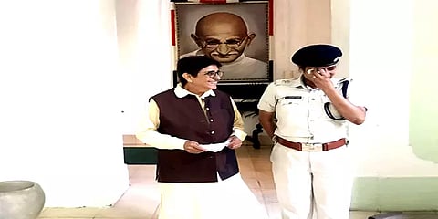 புதுச்சேரி: கிரண்பேடி நீக்கப்பட்ட பின் அவரை சந்தித்த எஸ்.பி. ரட்சனா கண்ணீர் விட்டு அழுதார்