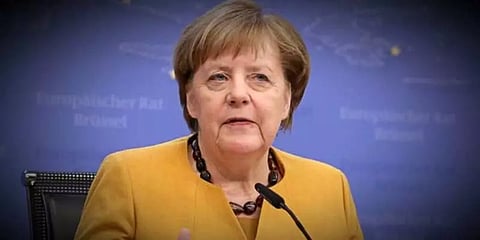 மாஸ்க்கை மறந்ததால் பதறியடித்து எழுந்த ஜெர்மனி அதிபர் அங்கெலா மெர்க்கெல் - வைரல் வீடியோ!