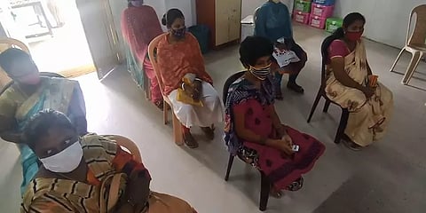 ஓசூர்: மினி கிளினிக் திறப்புவிழா - கேபி முனுசாமிக்காக 3 மணி நேரம் காத்திருந்த கர்ப்பிணிகள்