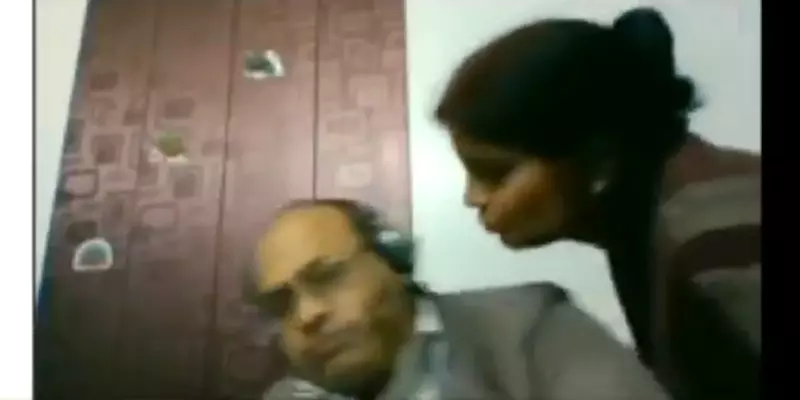 Zoom Call-ல் கணவருக்கு மீட்டிங்... முத்தமிட முயன்ற மனைவி: வைரல் வீடியோ
