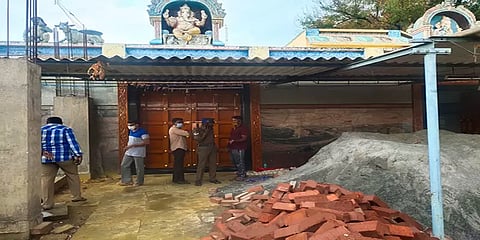 சத்தியமங்கலம்: கோயில் அருகே செங்கற்களால் தாக்கி இளைஞர் கொலை... போலீசார் விசாரணை