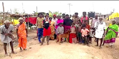 "நல்லா இருந்த வீட்ட இடிச்சுப்புட்டு நடுத்தெருவுல நிக்கிறோம்"-புலம்பும் இருளர் இன மக்கள்