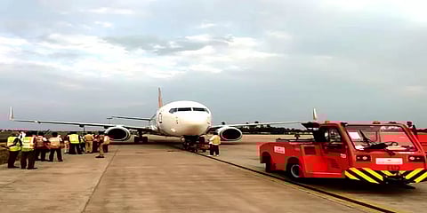 ஆந்திரா: ஏர் இந்தியா விமான விபத்தில் மயிரிழையில் உயிர்தப்பிய 64 பயணிகள்