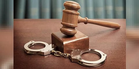 பெண்ணின் ஆடையை களைந்து கட்டிவைத்து அடித்த கொடூரம்: மும்பையில 4 பேர் மீது வழக்குப் பதிவு