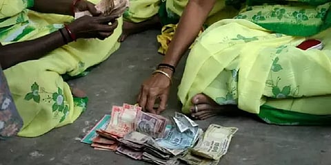 மைக்ரோ ஃபைனான்ஸ்: எளியவர்களைக் குறிவைக்கும் நூதன மோசடிகள் - பாதுகாப்பாக அணுகுவது எப்படி?