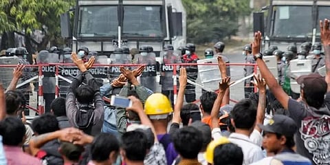 மியான்மரில் வலுக்கும் மக்கள் போராட்டம்; ராணுவத்துக்கு எதிராக இங்கிலாந்து தீவிரம்!