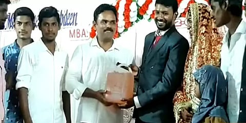 சேலம்: புதுமண தம்பதிக்கு 5 லிட்டர் பெட்ரோல்... திரும்பி பார்க்க வைத்த கல்யாண பரிசு!