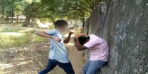 ஒரு மாணவர் மீதுமற்றொருவர் சரமாரி தாக்குதல்; வைரலான வீடியோ: நேரில் அழைத்து கண்டித்த போலீஸ்