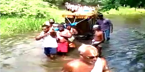 “கரடு முரடான சாலையை சரிசெய்க” - காஞ்சி வரதரை தூக்கிச்செல்லும் பாதம் தாங்கிகள் கோரிக்கை