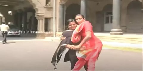 நடக்க முடியாத தாயை தூக்கி சுமக்கும் மகள்!