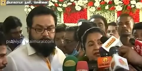 ஜெயலலிதாவின் உடன்பிறவா சகோதரியான சசிகலாவை சந்தித்தோம்: ராதிகா சரத்குமார்