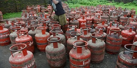 ராக்கெட் வேகத்தில் உயரும் சமையல் எரிவாயு சிலிண்டர் விலை: ஒரே மாதத்தில் ரூ.100 உயர்வு!