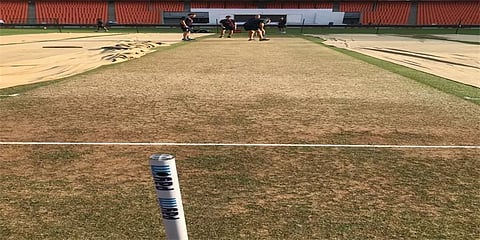 “இப்படியா பிட்ச் ரெடி பண்ணுவீங்க”- நரேந்திர மோடி ஸ்டேடியத்தை கலாய்த்து தள்ளும் நெட்டிசன்ஸ்