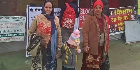 திக்ரி எல்லையில் 5,000 சுவரொட்டிகள்; கண்ணீர் சிந்தும் மகள் - 75 வயது விவசாயி எங்கே?