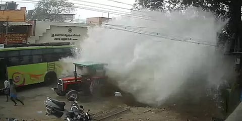 தேனி: நெடுஞ்சாலை நடுவே ராட்சத குழாய் உடைந்து கடல் அலைபோல பீய்ச்சி அடித்த தண்ணீர்