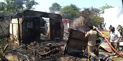 திருவாரூர்: மின்கசிவால் ஏற்பட்ட தீ விபத்தில் மூன்று கூரை வீடுகள் முற்றிலும் எரிந்து நாசம்