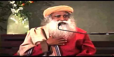 கோவில்கள் அழிவதை தடுக்க அவற்றை பக்தர்களிடம் கொடுத்துவிடுங்கள் - சத்குரு ட்வீட்