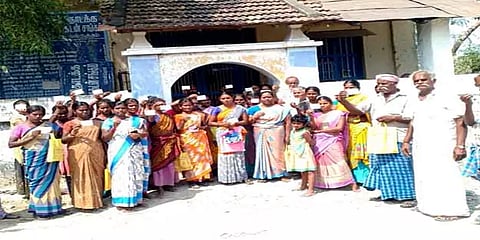 தூத்துக்குடி: நகைக்கடன் தள்ளுபடி எதிரொலி... நகைகளை அடகு வைக்க குவிந்த மக்கள்