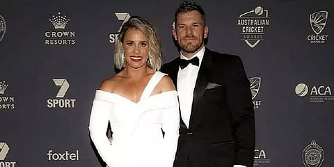 'ரத்தக்களரி வாழ்க்கை!' - ரசிகர்கள் Vs ஆரோன் பின்ச் மனைவி... என்ன நடந்தது?